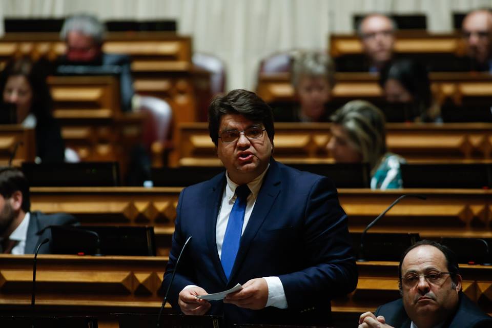 Um deputado a falar na Assembleia da República de Portugal