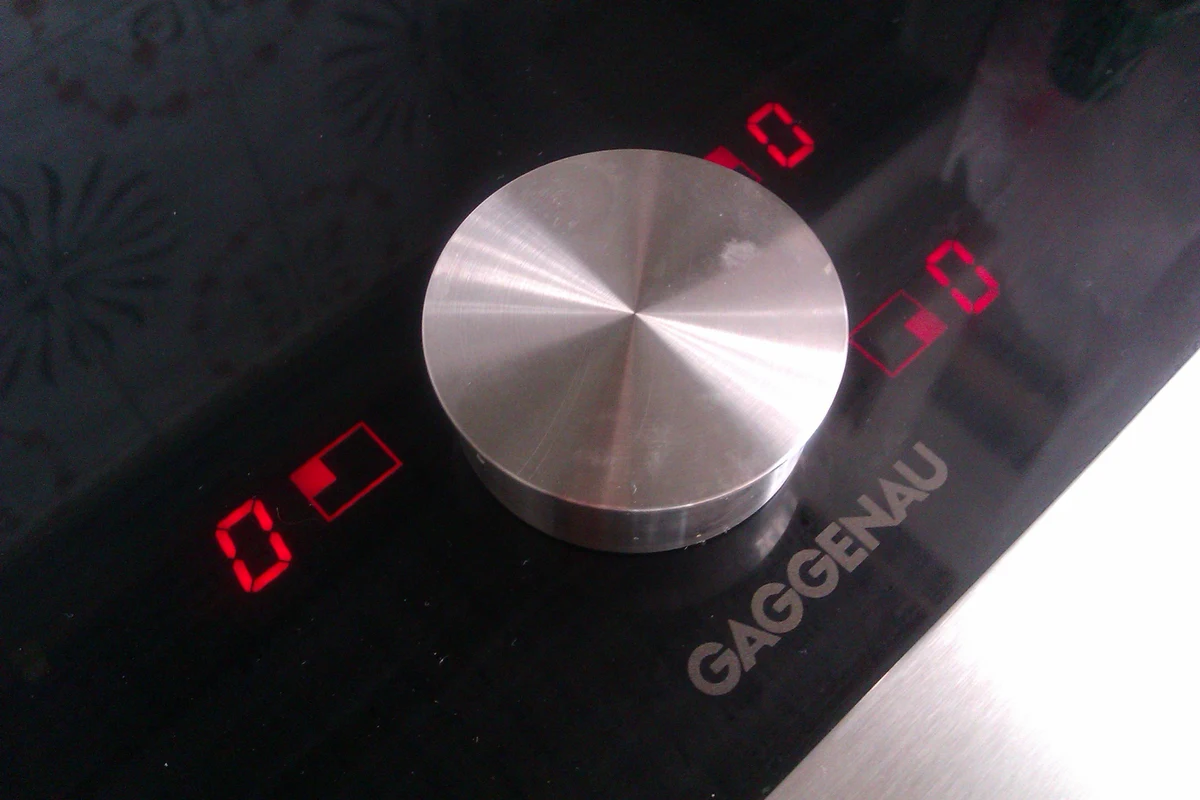 Control knob and digital readouts on an induction hob.